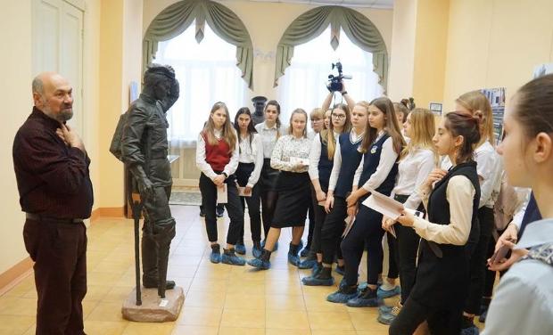 Старшеклассники Солнечногорска встретились с заслуженным художником России Романом Фашаяном